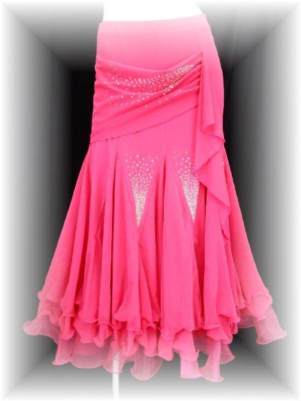 華やかなピンクのロングスカート