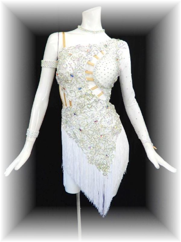 ‘純白”の正装ラテンドレス！
